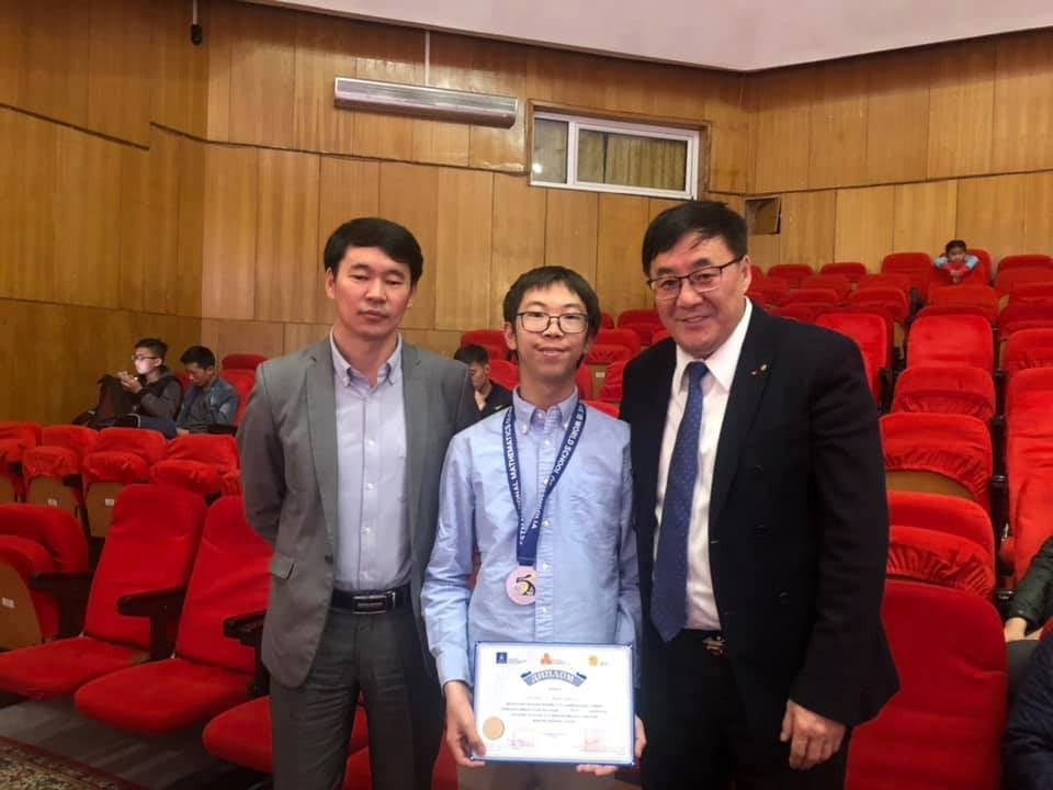 Монгол сурагч олон улсын математикийн олимпиадаас алтан медал хүртлээ