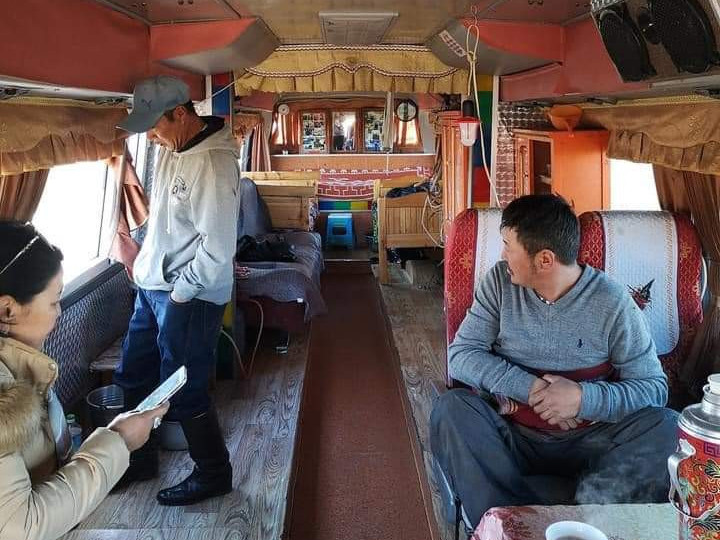 Сүхбаатар аймгийн малчин автобусыг гэр мэт тохижуулан оторт гарчээ
