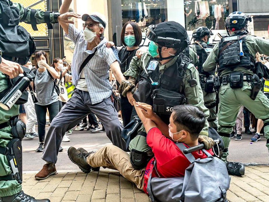 Хонконгийн идэвхтэн Тони Чуныг АНУ-ын консулын газрын ойролцоо баривчилжээ