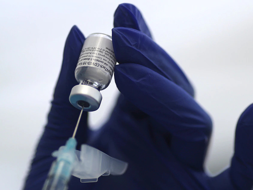 Герман сувилагч коронавирусийн вакцины оронд давсны уусмал тарьсан байжээ