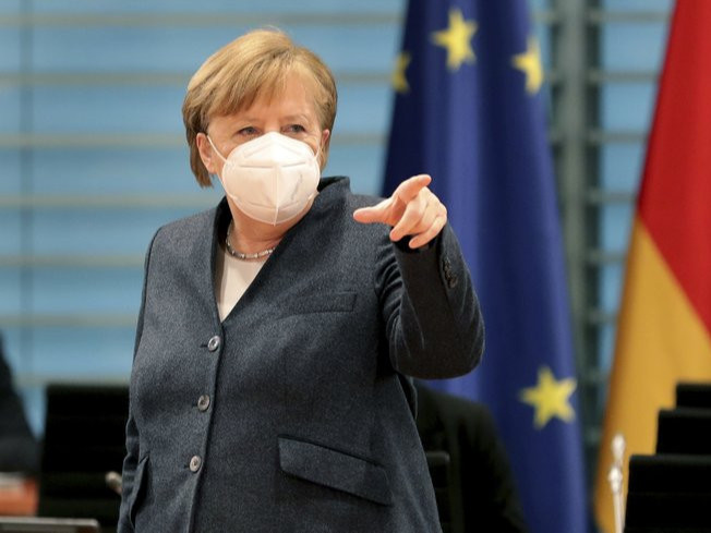 Германы канцлер Анжела Меркель “Модерна”, “АстраЗенека” вакциныг хольж тариулжээ