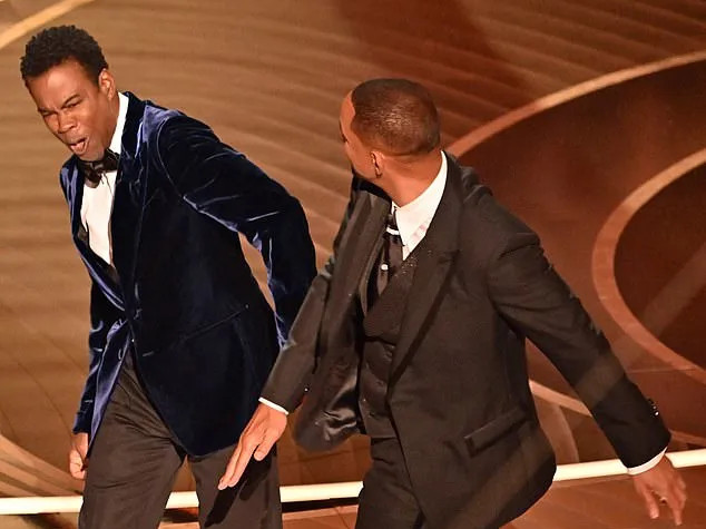 Оскарын шагнал гардуулах ёслолын тайзан дээр Уилл Смит, Крис Рокыг алгаджээ