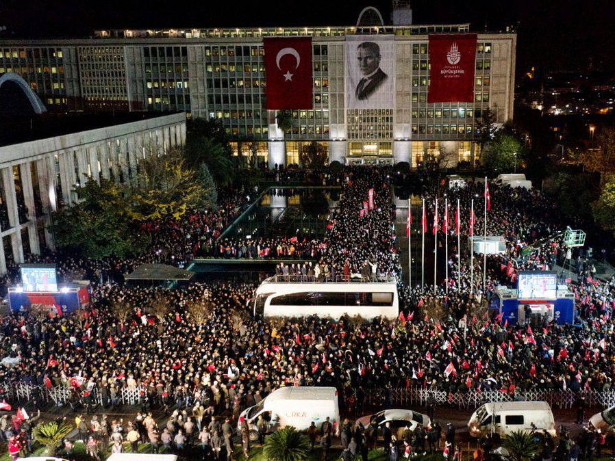 ФОТО: Туркийн Ерөнхийлөгч Эрдоганы өрсөлдөгч Э.Имамоглуд хорих ял оноосныг Истанбул олон мянган иргэд эсэргүүцэн жагсжээ