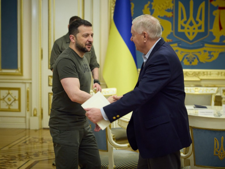 АНУ-ын сенатор Украинд айлчилж батлан ​​хамгаалахын тусламжийн талаар ярилцжээ