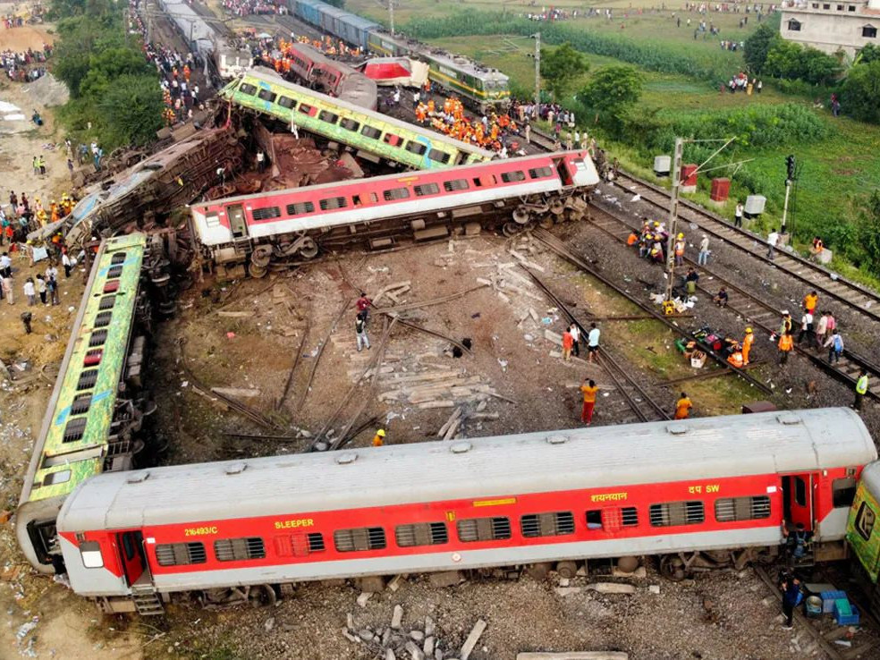 ФОТО: Энэтхэгт болсон галт тэрэгний осолд амиа алдсан хүмүүсийн ар гэрт 12 мянган ам.доллар, хүнд гэмтсэн хүмүүст 2 мянган ам.доллар өгнө гэжээ