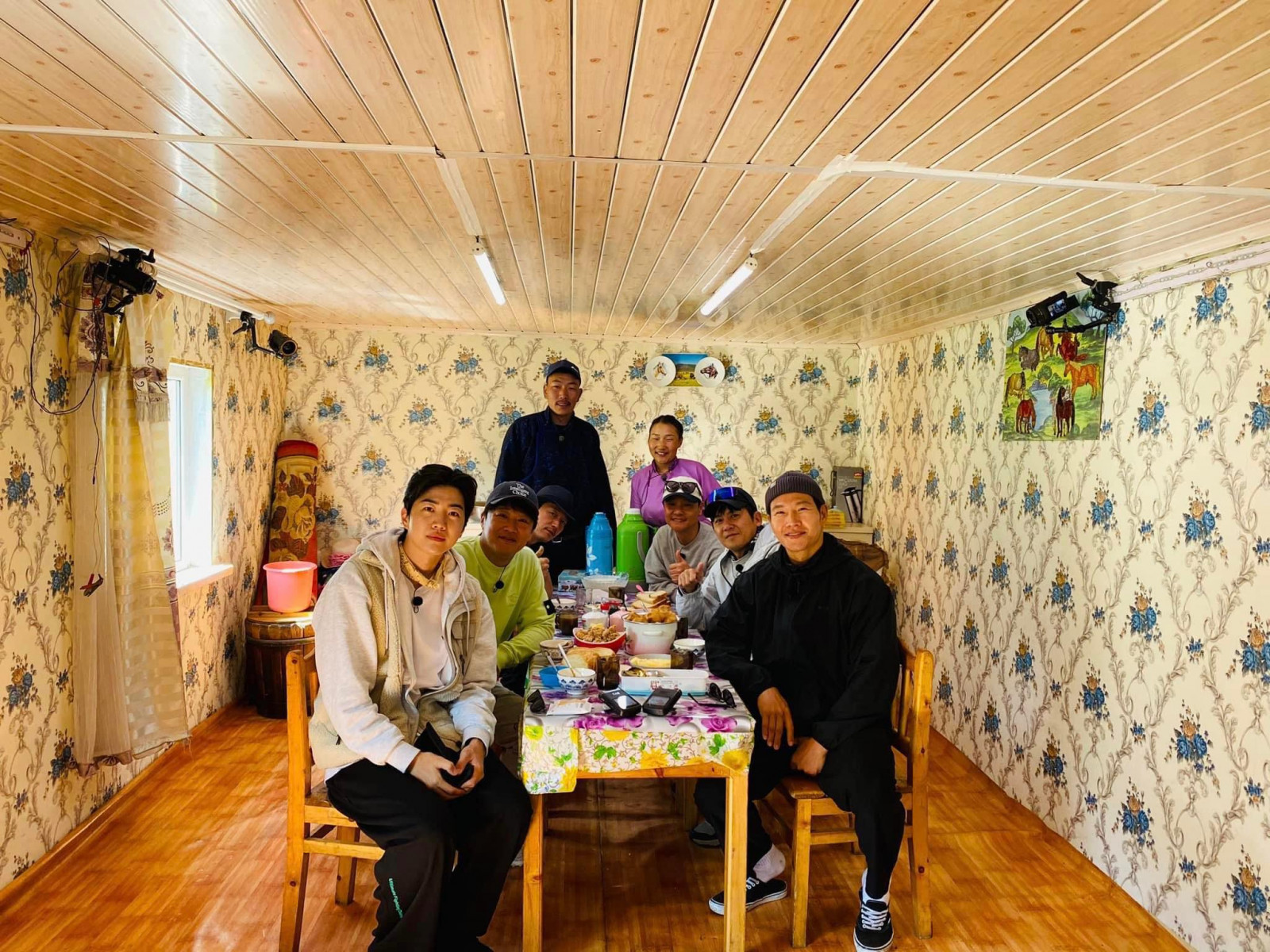ФОТО: БНСУ-ын алдартнууд Монгол Улсад хэрхэн шууданч хийж буйг харуулсан "Couriers in Mongolia" нэвтрүүлгийн багийнхан Ховд аймагт очжээ