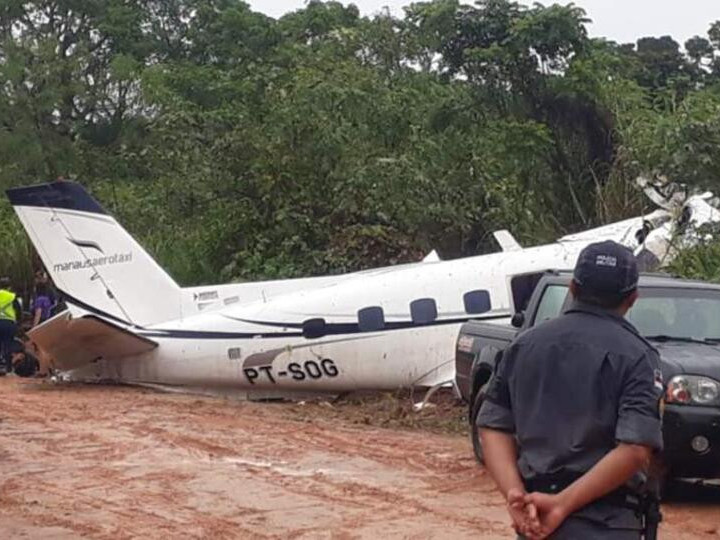 ВИДЕО: Бразилд аадар борооны улмаас жуулчдыг тээвэрлэж явсан онгоц осолджээ
