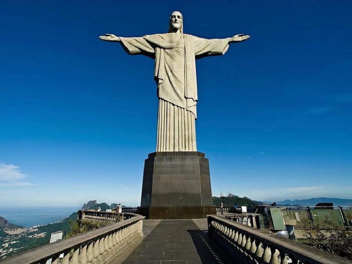 Бразилийн Рио де Жанейро хотод  буутай этгээд халдлага үйлдэж, 17 хүнийг барьцаалжээ