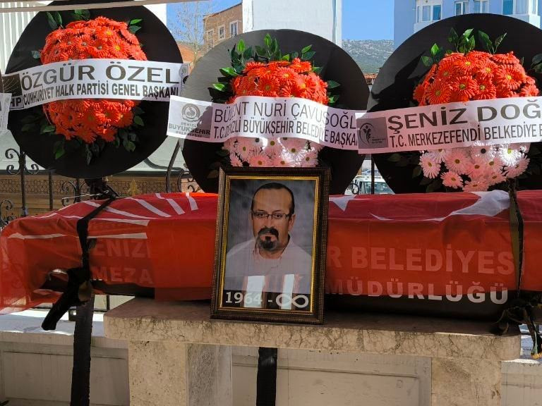 ВИДЕО: Туркийн сөрөг хүчний намын дэд дарга М.Палаз сонгуулийн ялалтаа тэмдэглэж байх үеэр барилгын тагт нурж, тэрээр нас баржээ