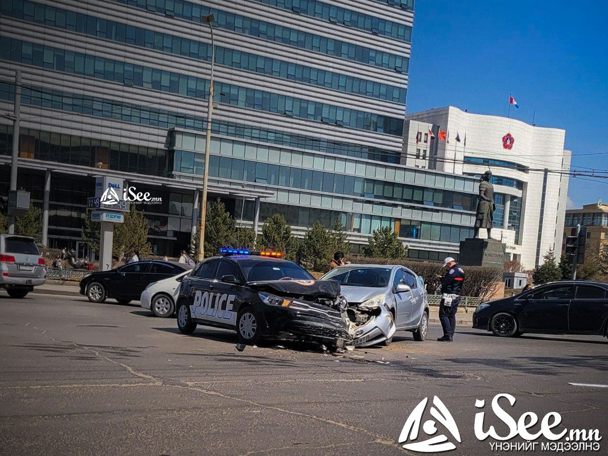 ТОДРУУЛГА: Цагдаагийн автомашин суудлын машинтай мөргөлдсөн ослыг Тээврийн цагдаагийн алба шалгаж байна 