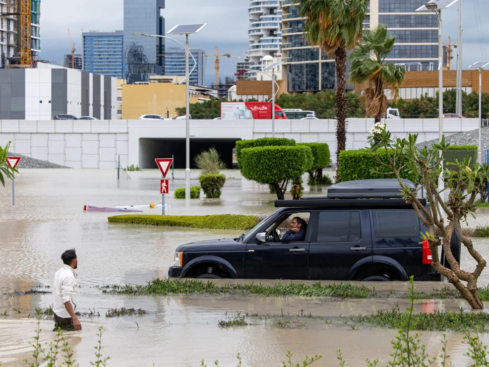 Дубайд орсон их хэмжээний борооны улмаас 18 хүн амь эрсэджээ