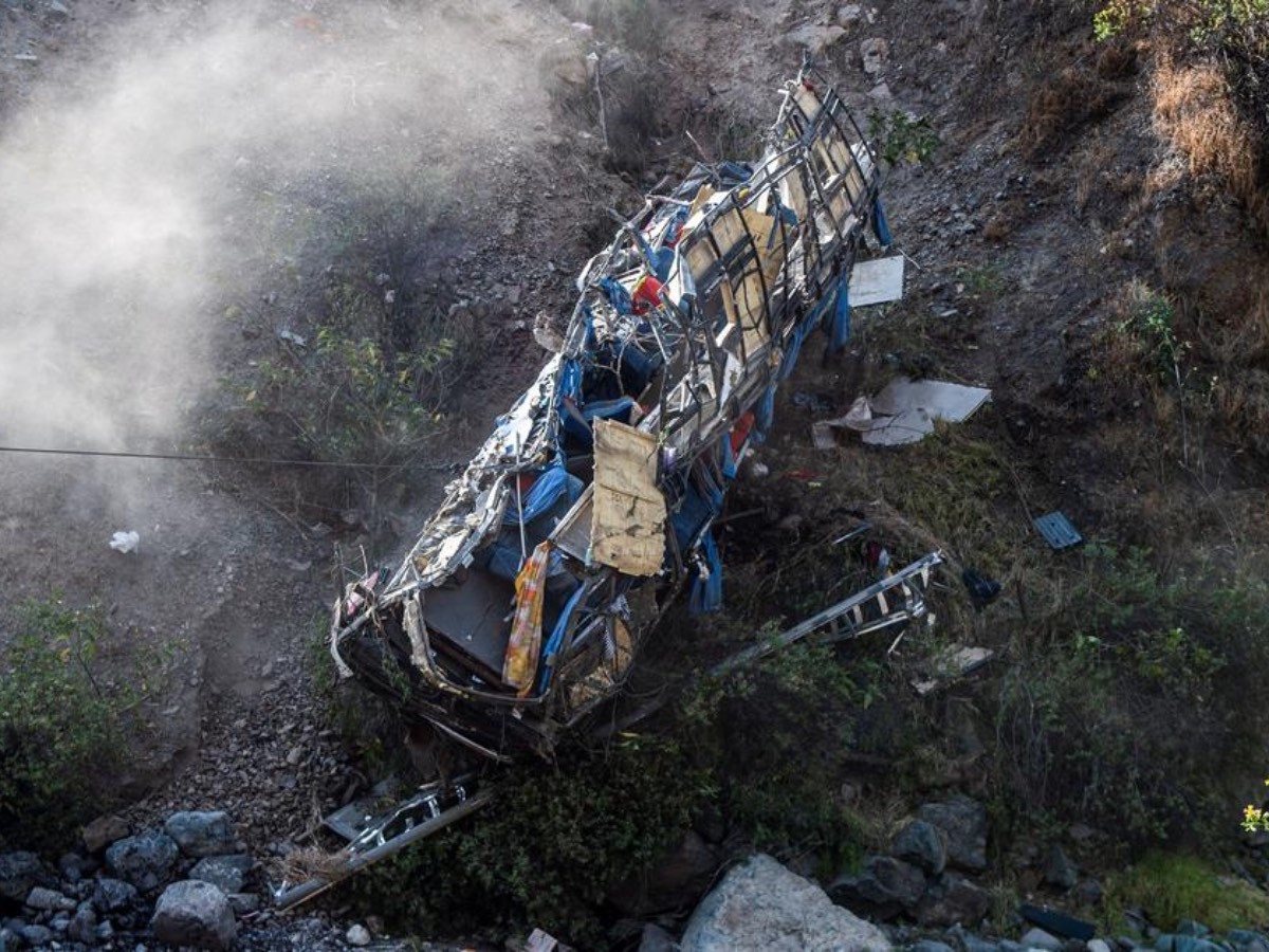 ВИДЕО: Перу улсад шөнийн цагаар зорчиж явсан зорчигч тээврийн автобус хадан дээрээс унаж, 25 хүн амиа алдсан хэрэг гарчээ